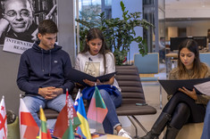 Studenci z Hiszpanii czytają fragmenty S. Lema