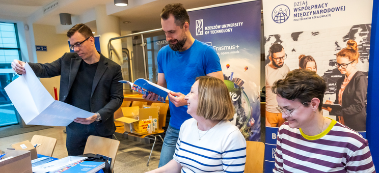 Dzień otwarty Politechniki Rzeszowskiej _ stoisko DWM
