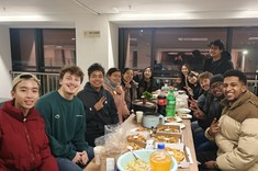 Studenci międzynarodowi przy wspólnym posiłku, drugi od lewej Mateusz Woźny, trzeci od prawej Wiktor Łoboda