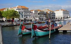 Charakterystyczne „gondole” na kanałach przecinających Aveiro