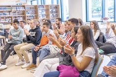 Publiczność dopinguje czytających studentów