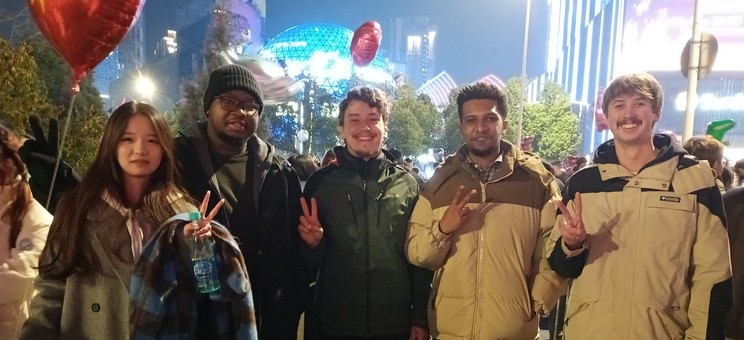 Sylwester ze studentami z Malawi, Kenii, Chin. Pierwszy od prawej Wiktor Łoboda, trzeci od prawej Mateusz Woźny